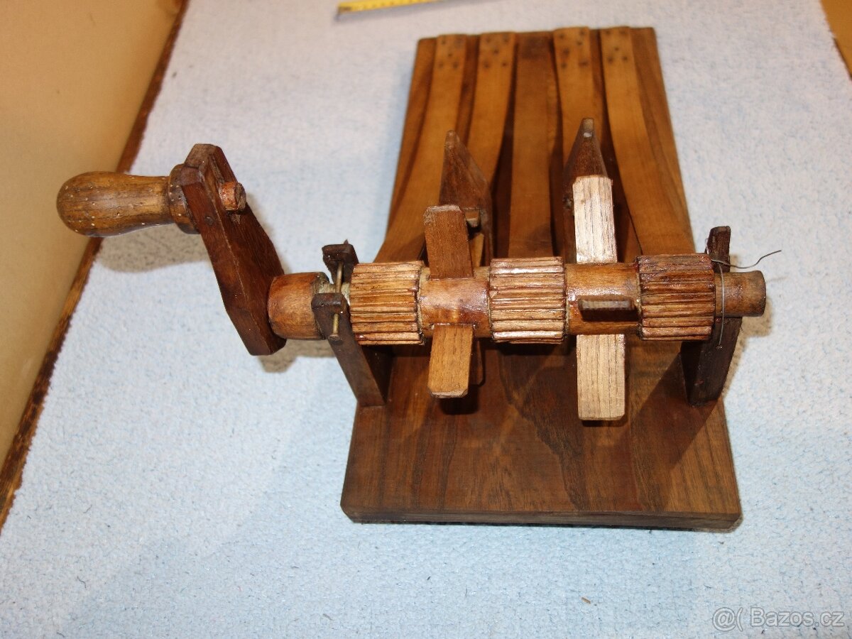 Stará velikonoční hrkačka-klapačka, super model - 6