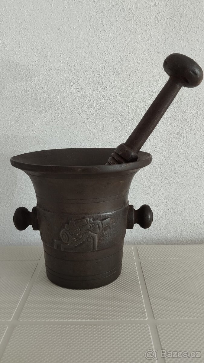 Starý válečný litinový hmoždíř s dělem a rokem 1914-1917 - 6