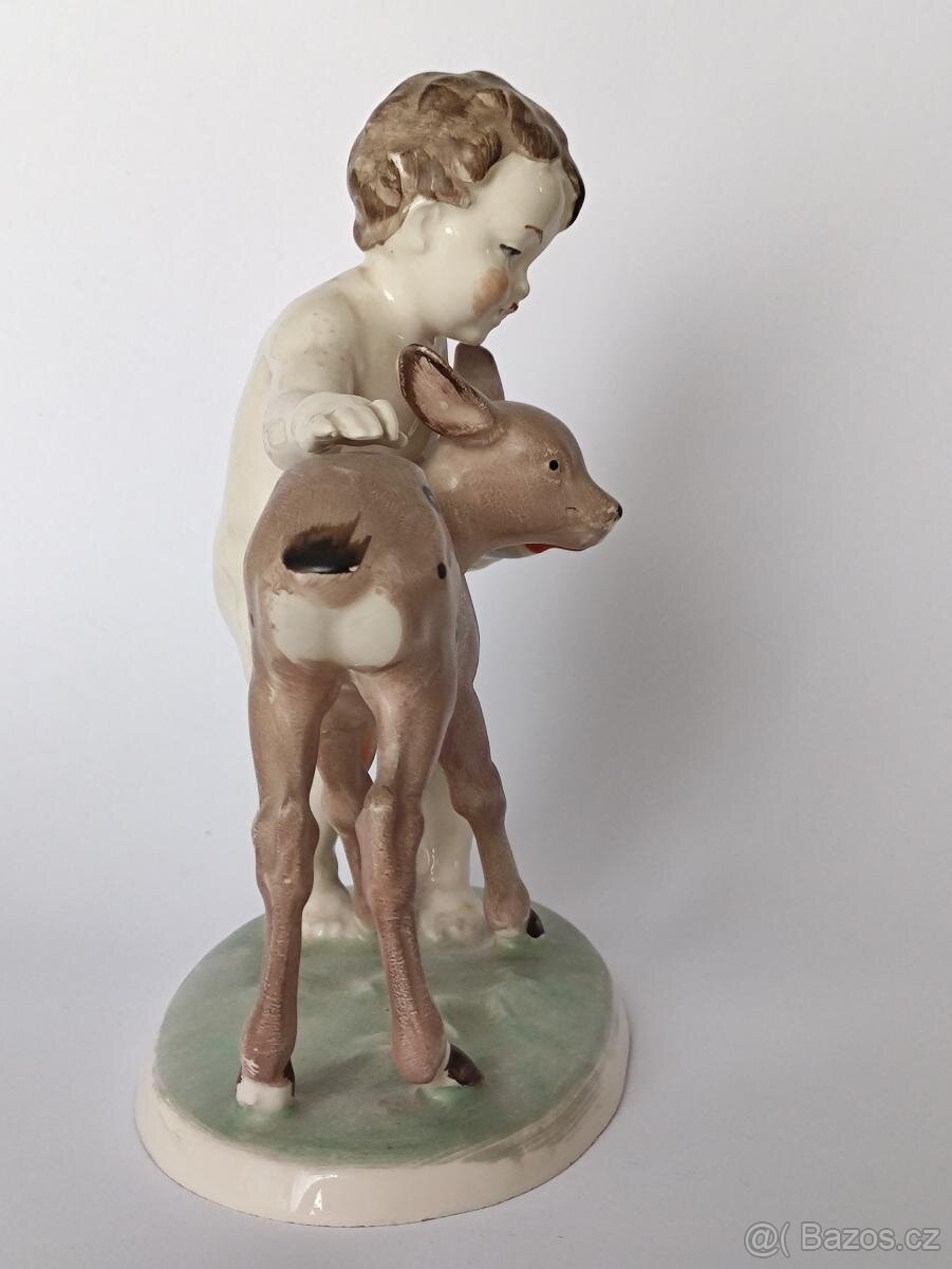 Starožitná soška, figurka, dítě krmí srnče, Hertwig, 14cm - 6
