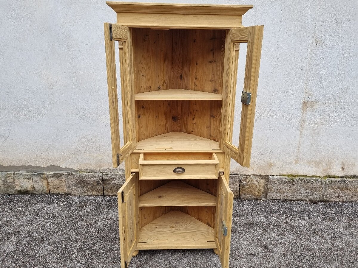 STARÁ SMRKOVÁ ROHOVÁ VITRÍNA PO RENOVACI - 6