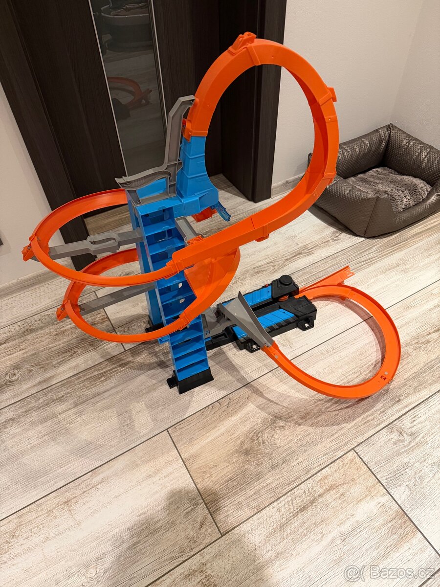 Hot Wheels Nebeská věž Kraksy GWT39 a Hot Wheels GJM75 - 6