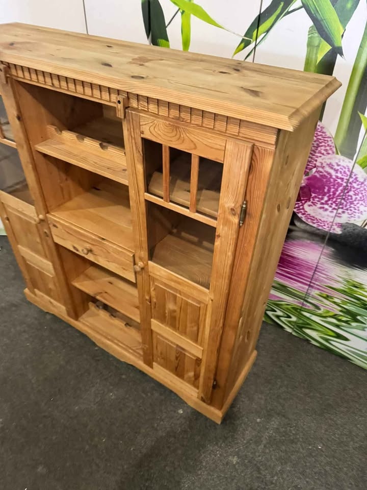 Krásná vysoká Komoda - Příborník masiv - 6