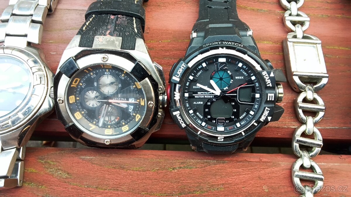 Stare zapalovače ,nůžky ,hodinky ,autíčka . - 6