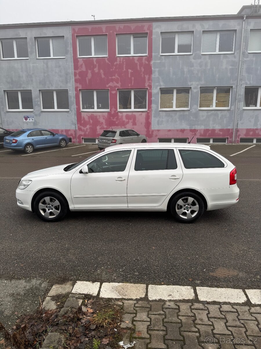 Škoda Octavia 1,6 tdi Ambiente rok 2012 - 6