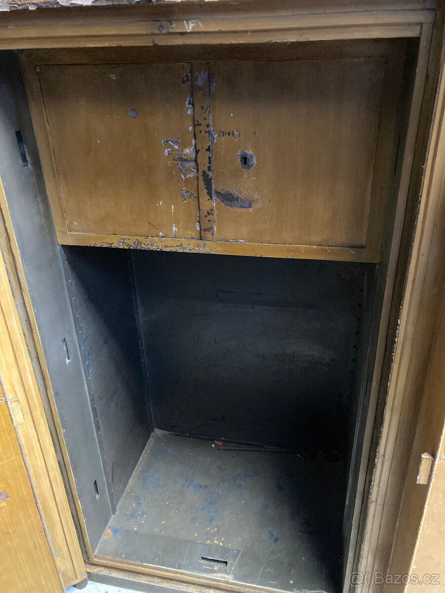 Trezor Popelka dvoudveřový starožitný 13.000 kč - 6