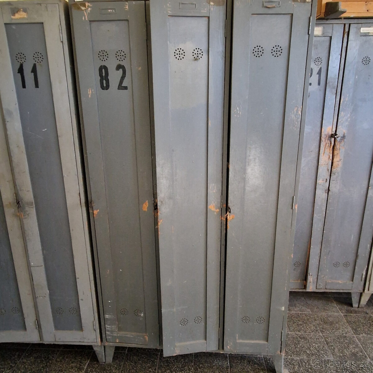 Dřevěné šatní skříňky - průmyslové - 6