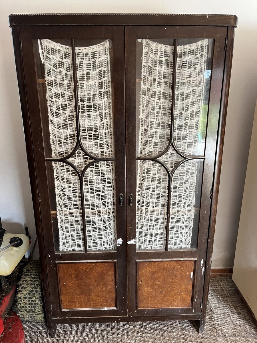 Starý nábytek, starožitnost. - 6