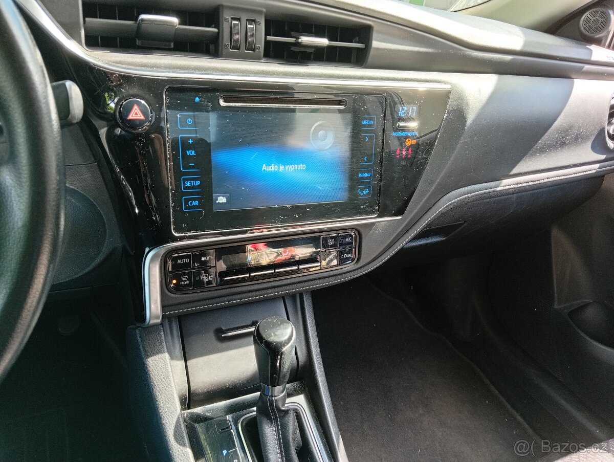 Toyota Corolla sedan - 6