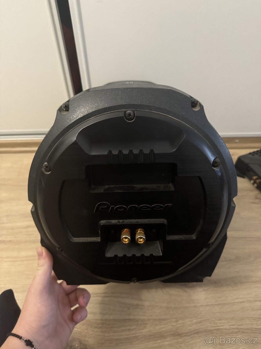 Zesilovač JBL a subofer PIONER - 6