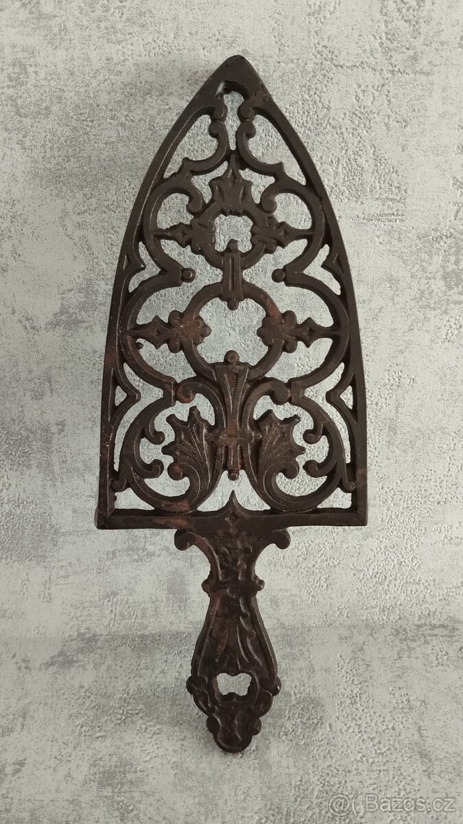 Krásná stará zdobená podložka pod starou žehličku. - 6