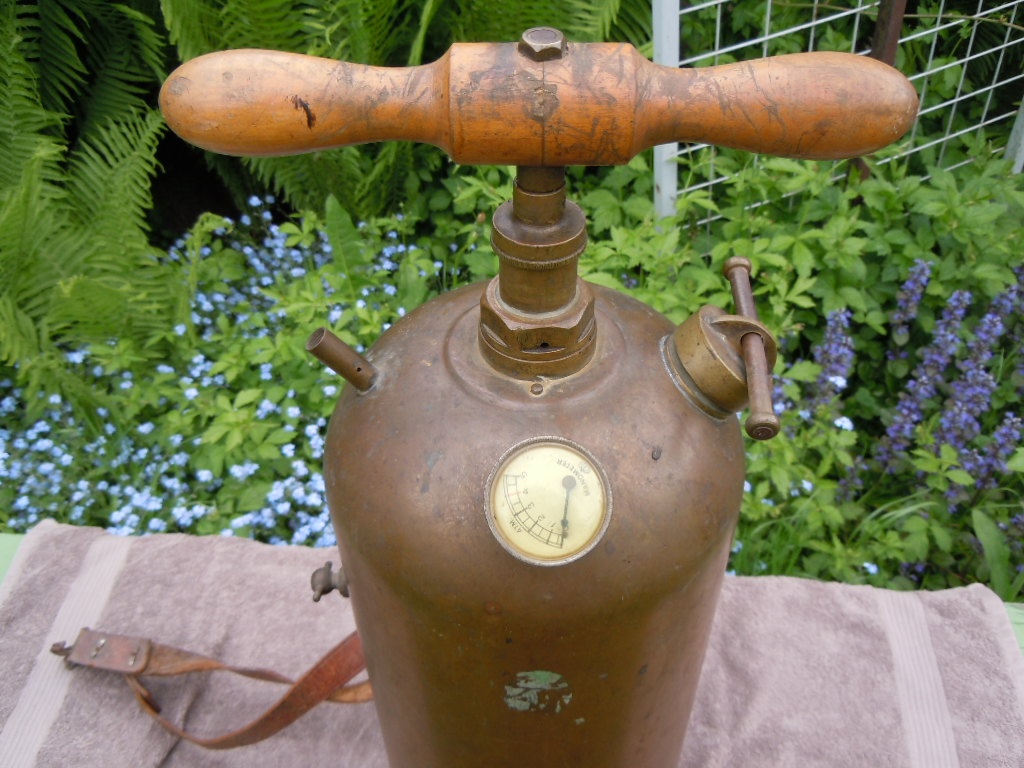 MOSAZNÝ ZAHRADNÍ POSTŘIKOVAČ - 6