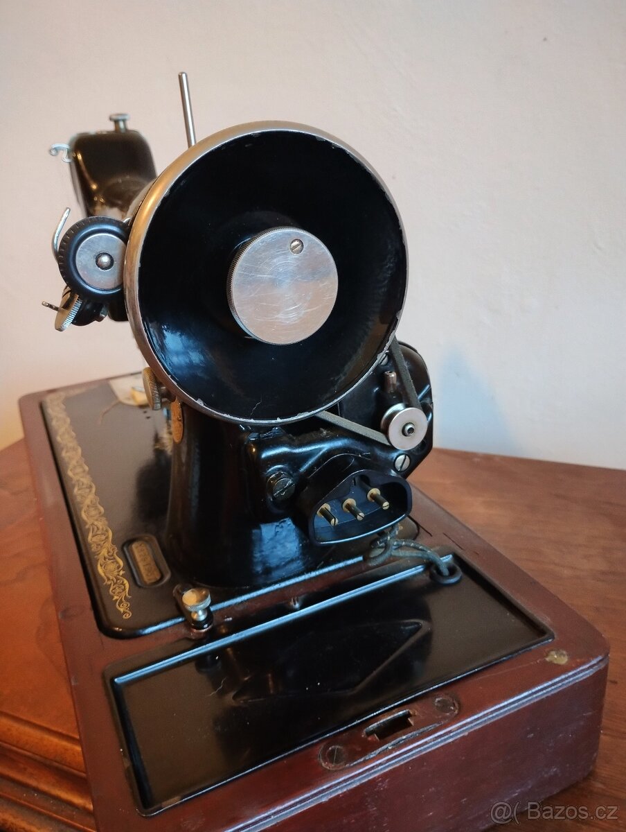 historický eletrický šicí stroj - 6