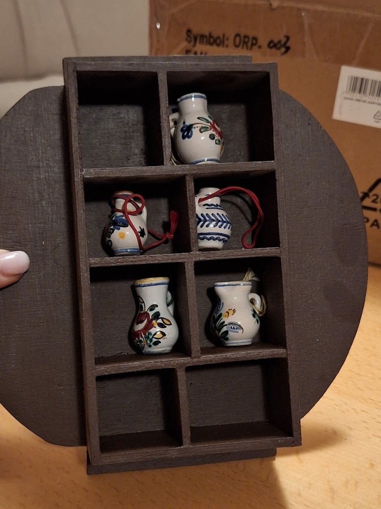 Sada miniatur - poličky s tupeskou keramikou - 6