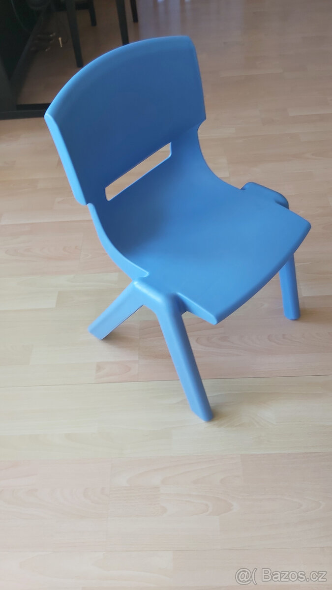 Dětský stůl a čtyři židle - 6