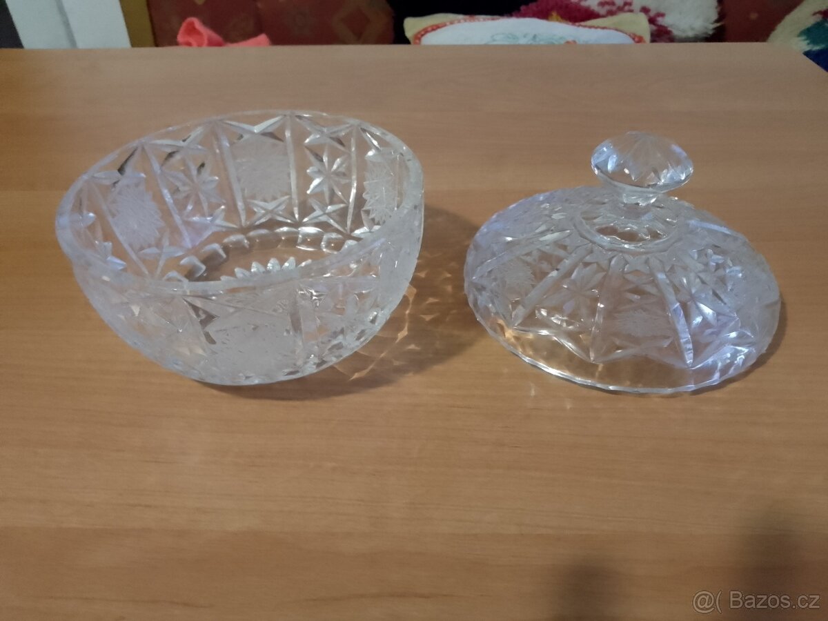 Krásná broušená skleněná dóza - 6