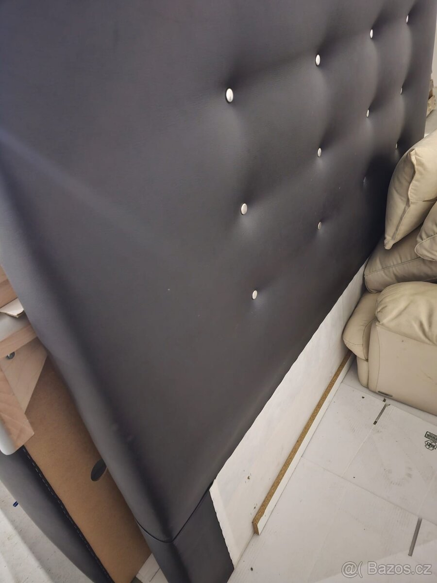 Koženková postel 200×200 s roštem a matracemi - 6
