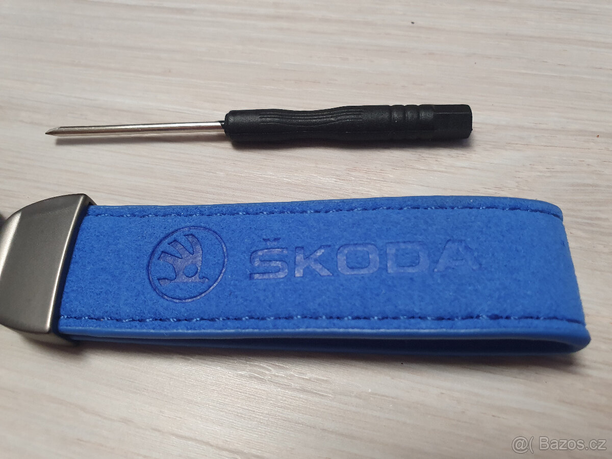 kožená klúčenka skoda 5 farieb, peugeot - 6