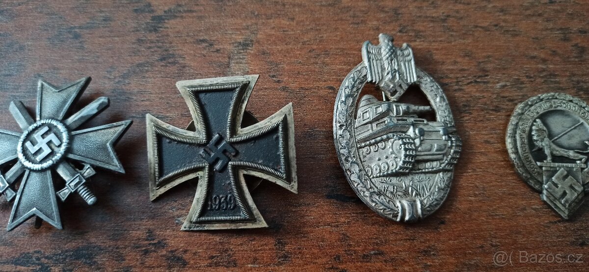 Medaile, vyznamenání, odznaky. - 6