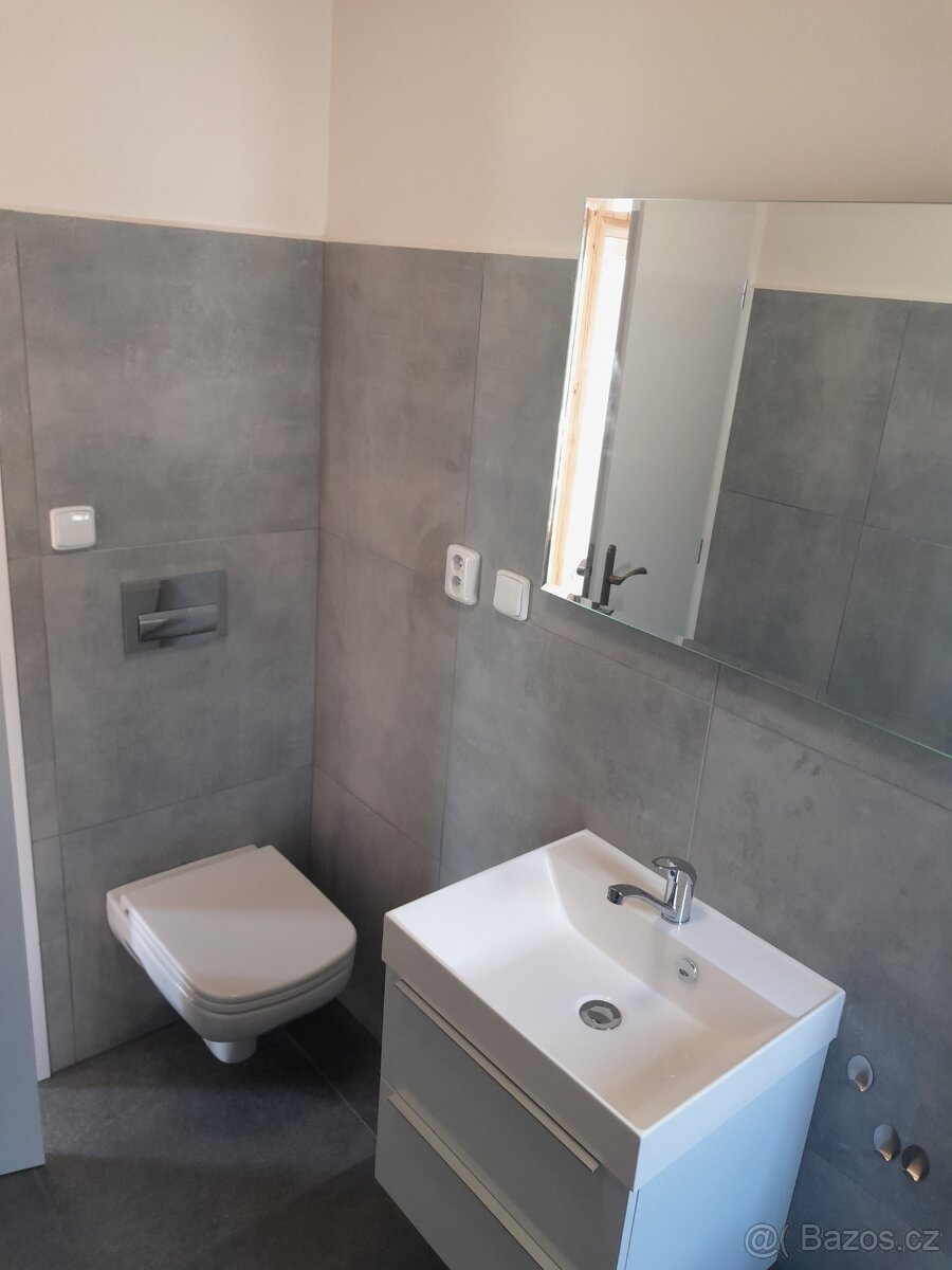 Včetně kuchyně 2+kk,komora,koupelna s wc - 6