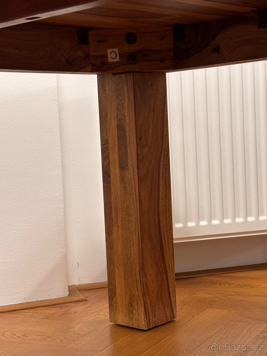 Dřevěný stůl s ozdobným lemováním - 6