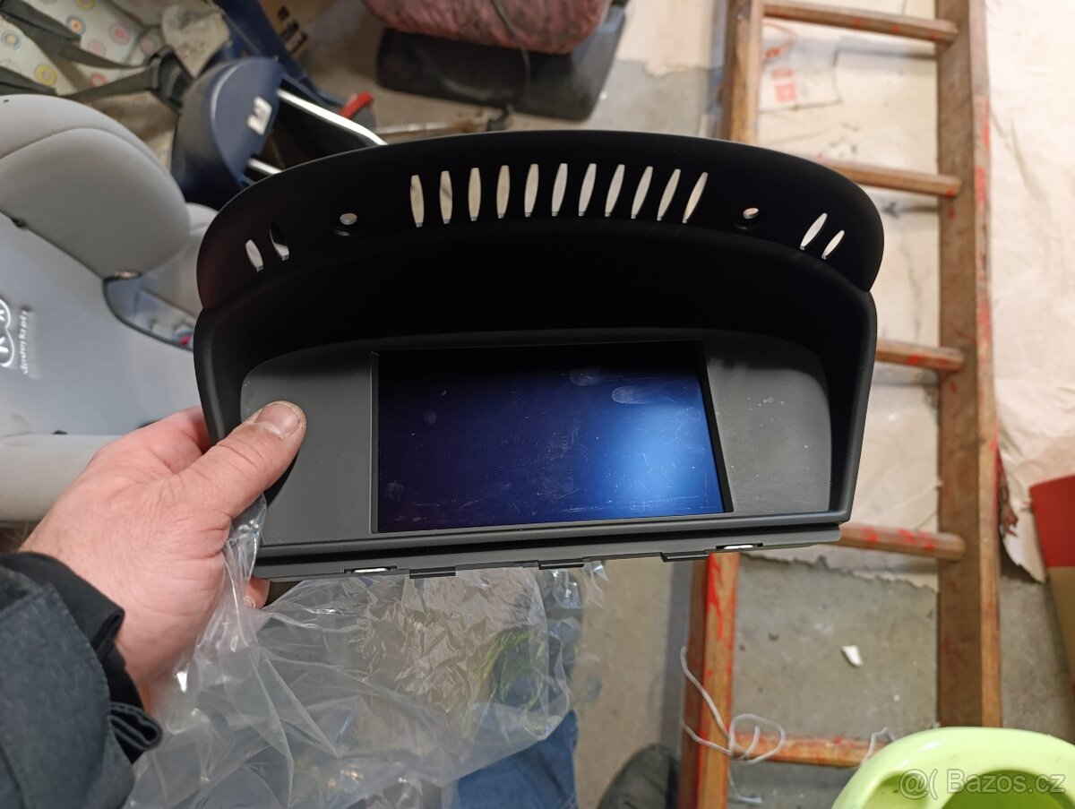 BMW 318i, navi, 2x alu, rv 2011, 176 xxx km, STK bude nová - 6