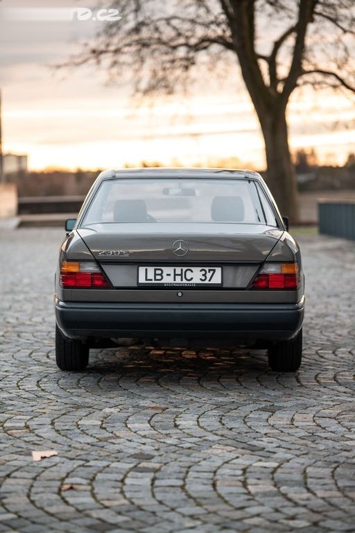 MERCEDES-BENZ 124 - 6