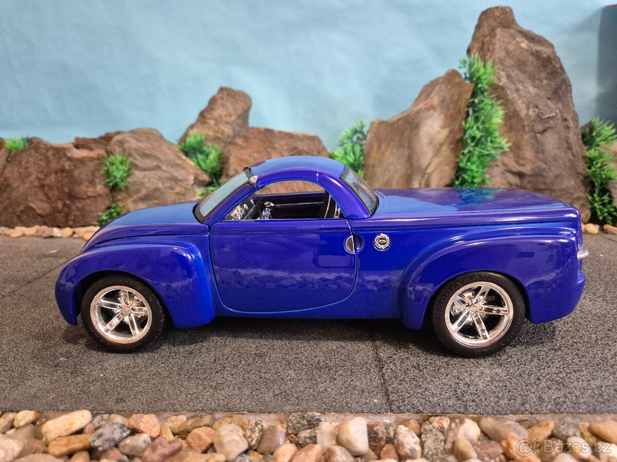 Prodám model 1:18 chevrolet SSR - 6