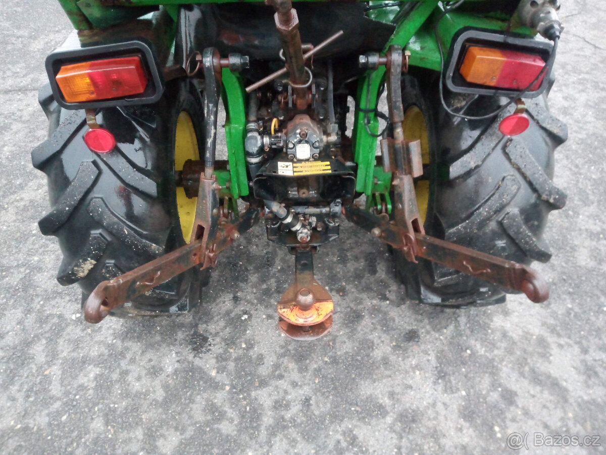 JOHN DEERE S ČELNÍM NAKLADAČEM - 6