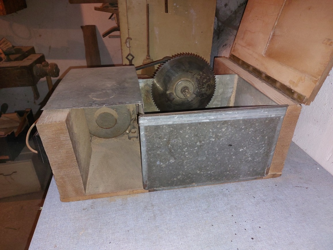 Stará stolní kotoučová pila. - 6