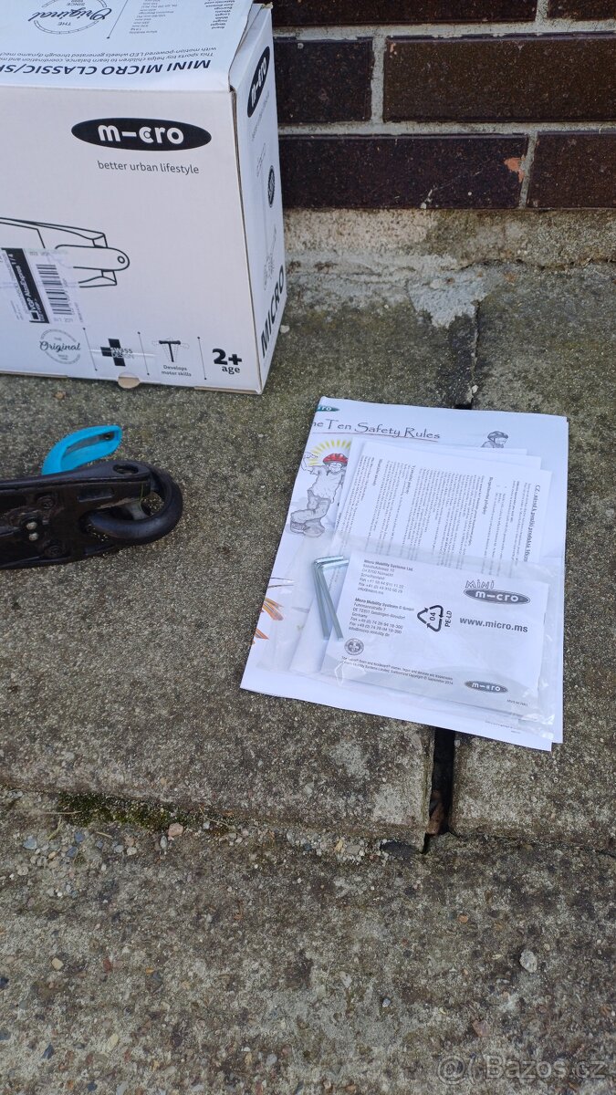 Koloběžka Micro Mini Classic LED, černá, pěkný stav - 6