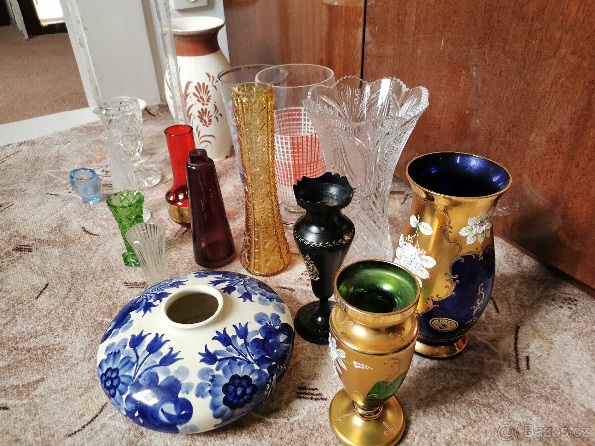 Vázy různého stáří, materiálu a velikosti - 6