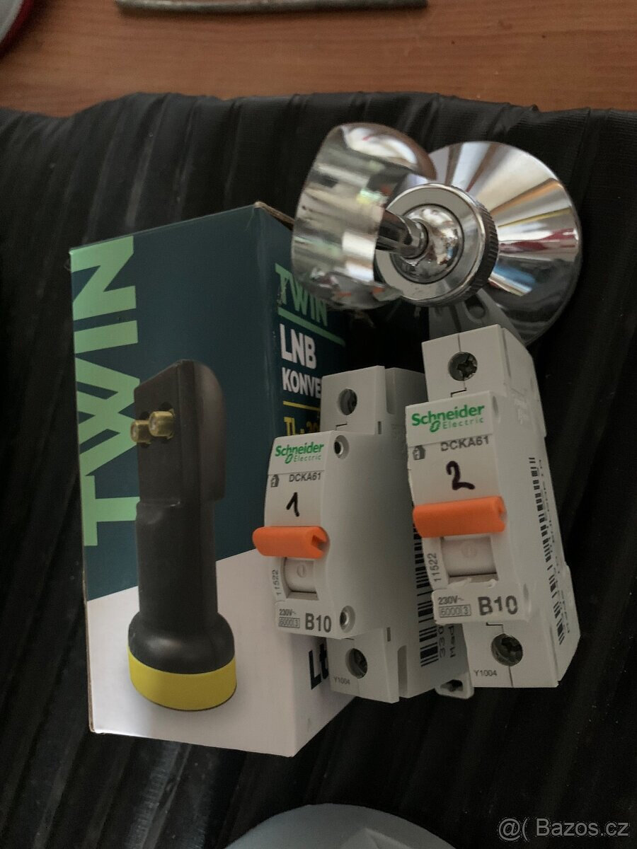 Úklid garáže: gril, nářadí, krmítko, houpačka pro slepice - 6