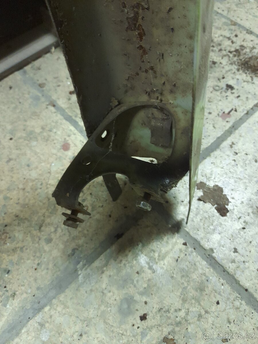 TRABANT 601 ZADNÍ NÁRAZNÍK HRANATÝ. - 6