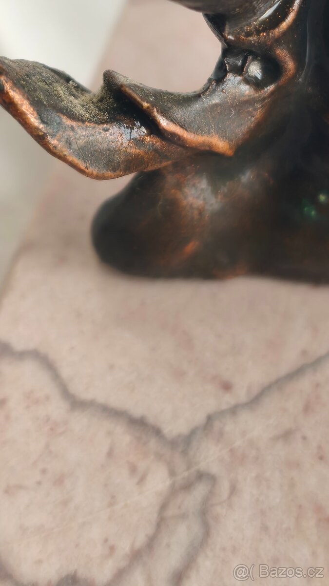 vintage kovová soška klauna na kamenném podstavci - 6