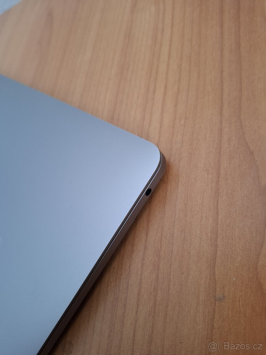 MacBook PRO 13 palců i7 8.Gen 16 RAM 512SSD - 6