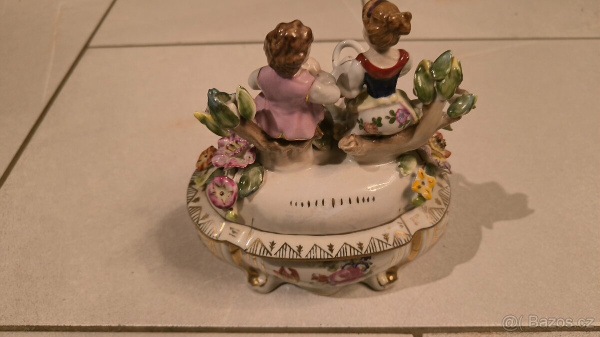 Porcelánová dóza zdobená chlapec s dívkou míšeň - 6