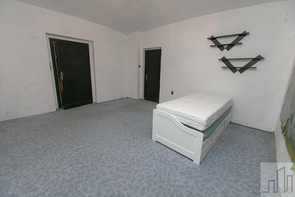 Prostorný dvougenerační rodinný dům v obci Lahošť, okres Tep - 6