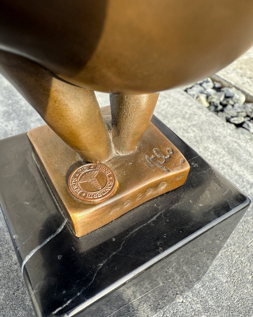 Luxusní bronzová socha Balancující žena Plus Size Gymnastka - 6