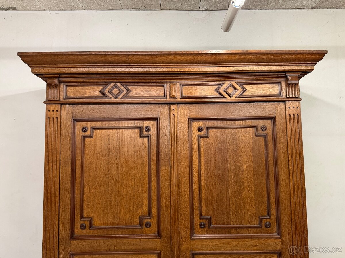 Starožitná šatní skříň - 6