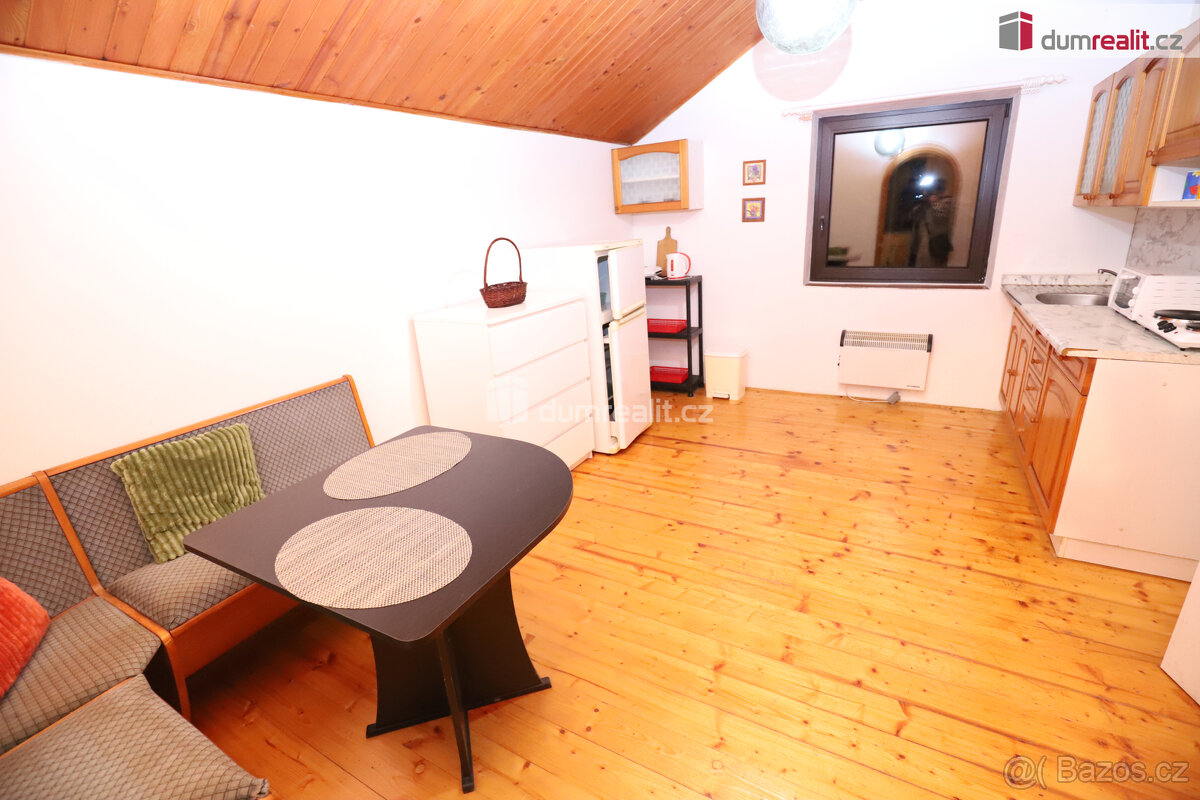 Krásný slunný útulný byt 1+1 v prvním patře cihlové vily v K - 6