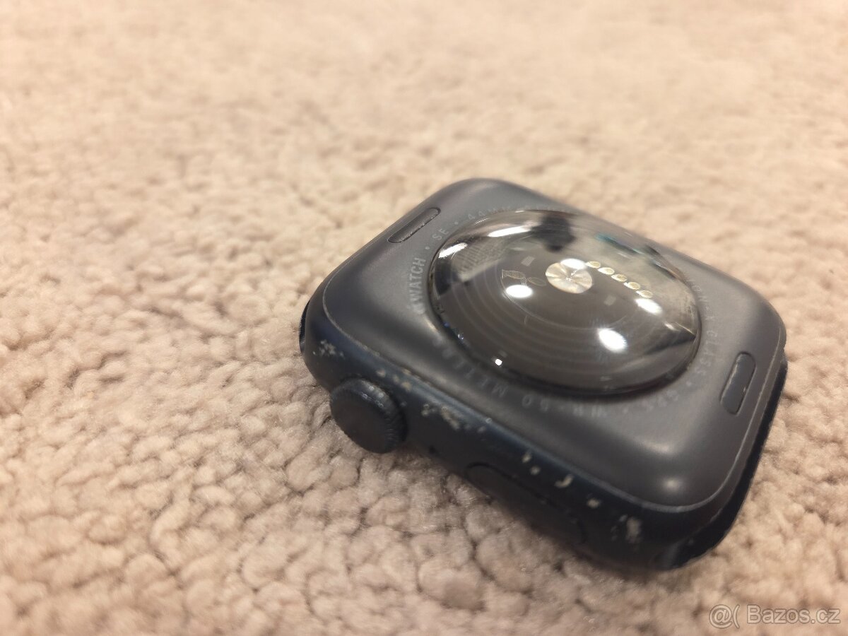 Apple Watch SE (2022) - 44 mm, temně inkoustový hliník - 6