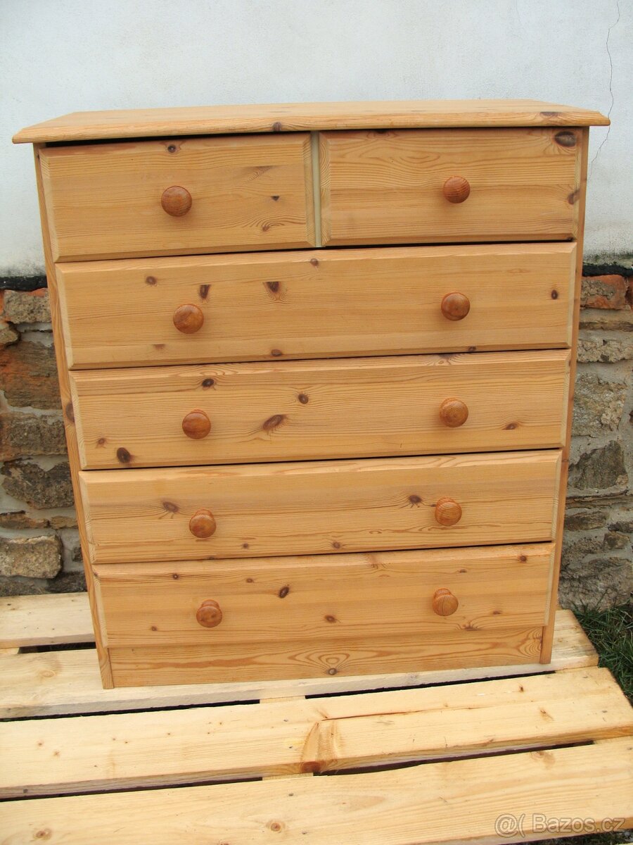 Masivní dřevěná komoda - 6