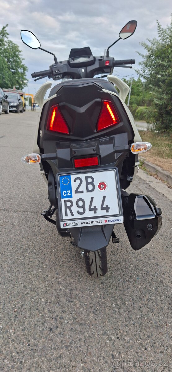 Suzuki Avenis - 6