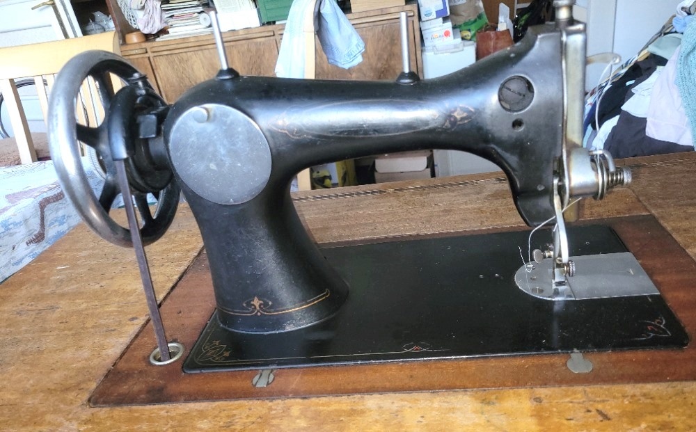 Starožitný šicí stroj Lada. funkční - 6