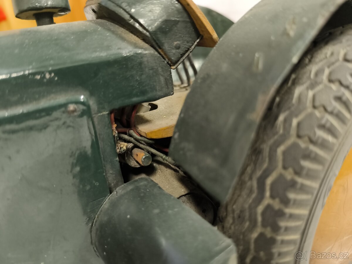 Starý model traktoru Zetor 25 - 6