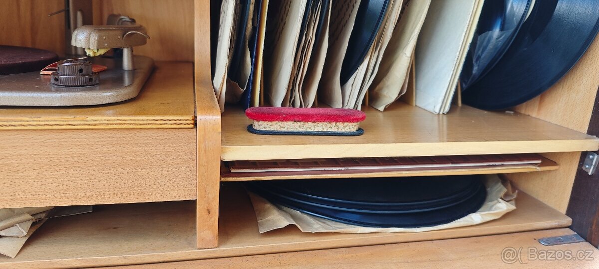 Gramofon se skříní a LP deskami - 6