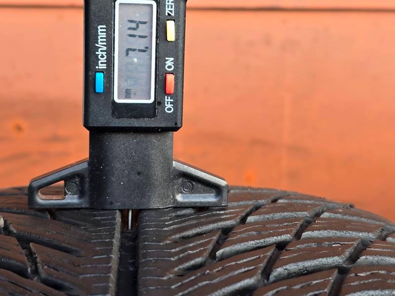 Zimní Michelin 235/60/16 - 6