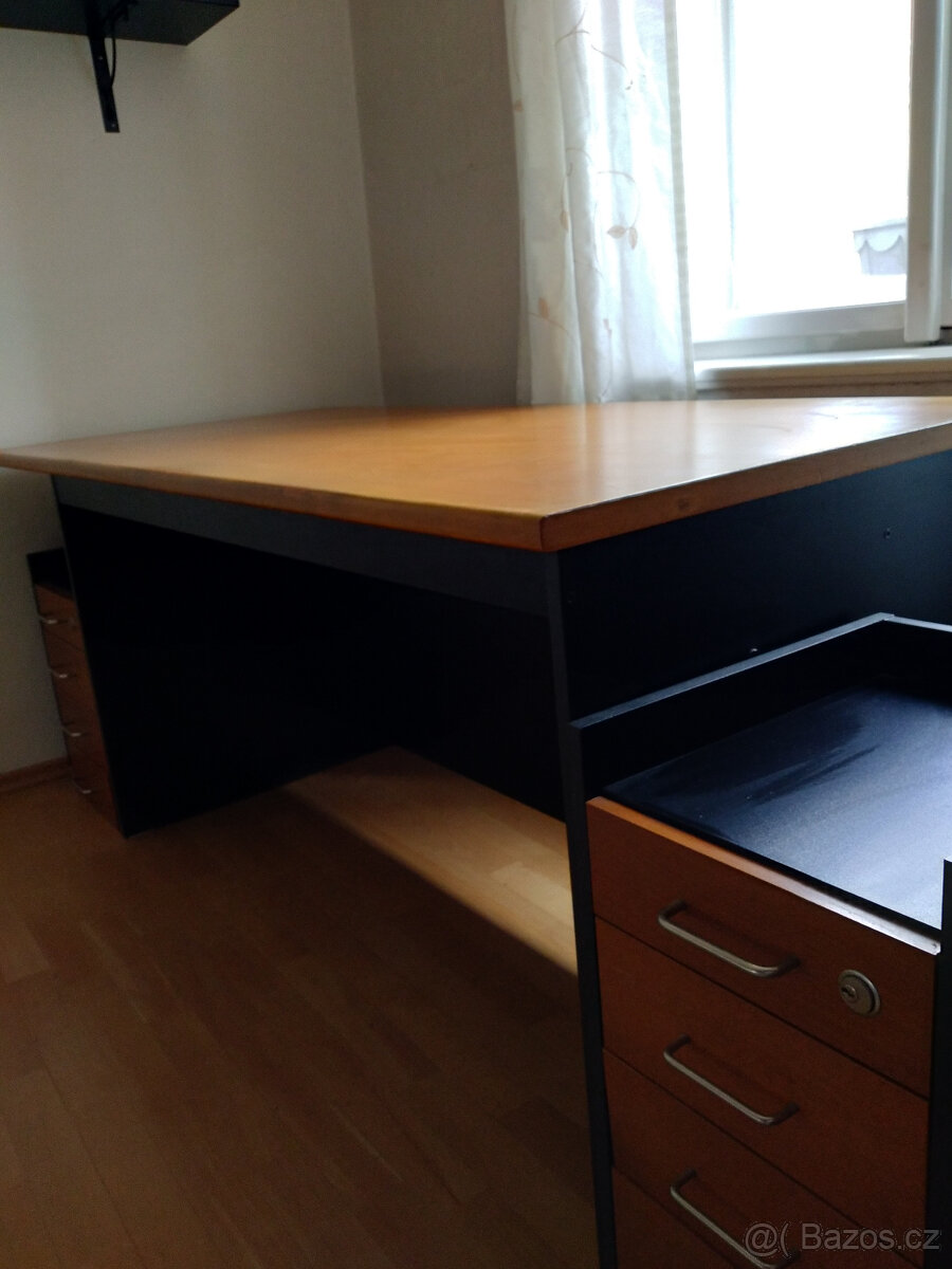 Pracovní stůl se zásuvkami - 6