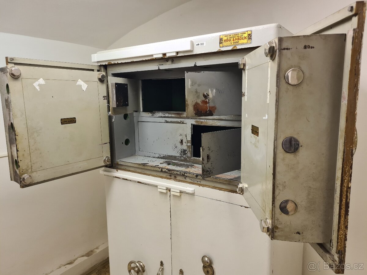 Prodám starožitný trezor bankovní trezor funkční č.3 - 6