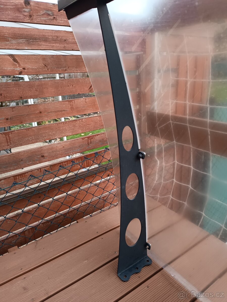 Průhledná stříška z plexiskla o rozměrech 135 x 95 cm. - 6